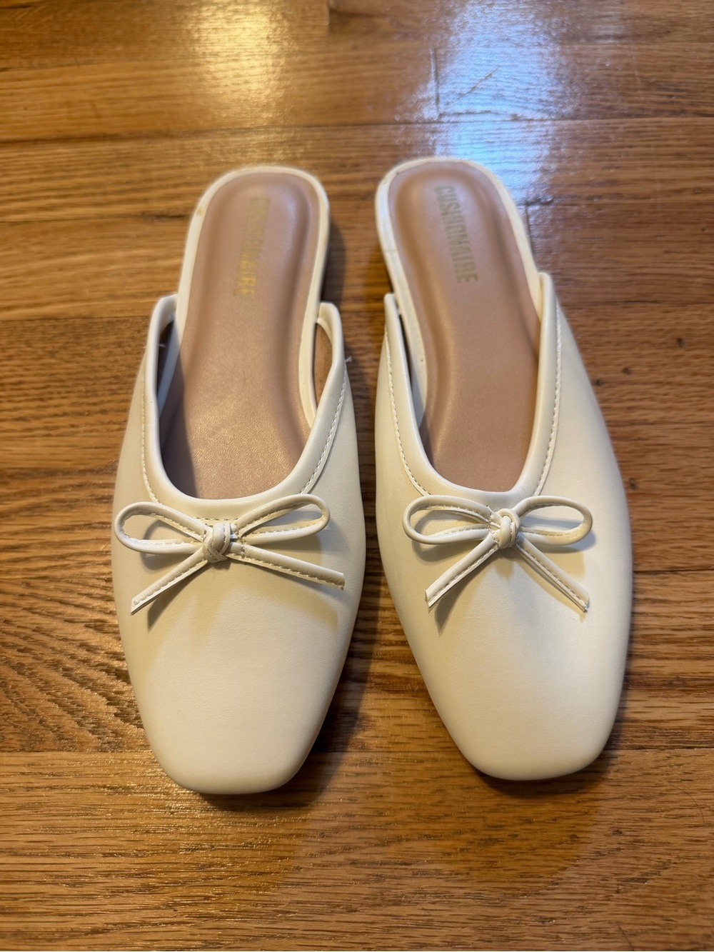 Cushionaire Women's Cream Bow-Accent Slip-On Mules